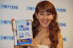 バブル世代にも迫る介護？岡本夏生さんがハイレグ姿で登場！「介護」の実践的な知識を学習できる日本初のDSソフト「介護ナビDS」記者発表会を開催の画像65