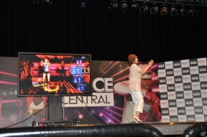 立花胡桃さんの圧倒的な勝利！？ローラさん、佐藤かよさんも悔しがる…！Xbox 360「Dance Central」発売記念イベントを東京・渋谷で開催の画像42