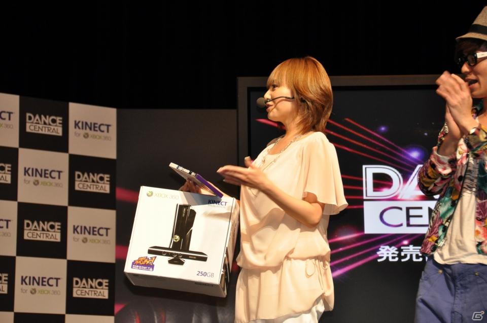 立花胡桃さんの圧倒的な勝利！？ローラさん、佐藤かよさんも悔しがる…！Xbox 360「Dance Central」発売記念イベントを東京・渋谷で開催の画像76