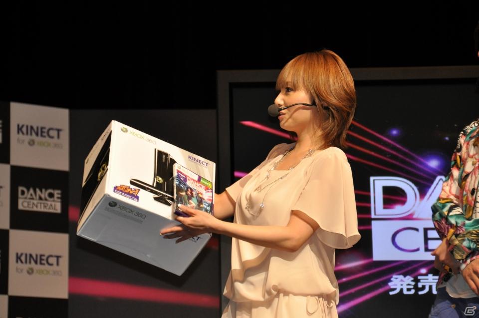 立花胡桃さんの圧倒的な勝利！？ローラさん、佐藤かよさんも悔しがる…！Xbox 360「Dance Central」発売記念イベントを東京・渋谷で開催の画像77