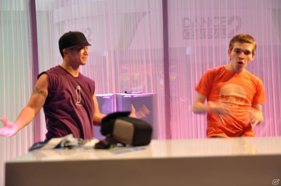 【E3 2011】人間はやっぱりダンスが大好き！Kinect対応タイトルの可能性広がる展示が魅力！「GOW3」の対戦も熱いMicrosoftブースレポートの画像49