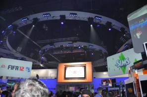 【E3 2011】巨大なスクリーンで映し出される映像に釘付け！「マスエフェクト3」「バトルフィールド3」の試遊には大行列がの画像22