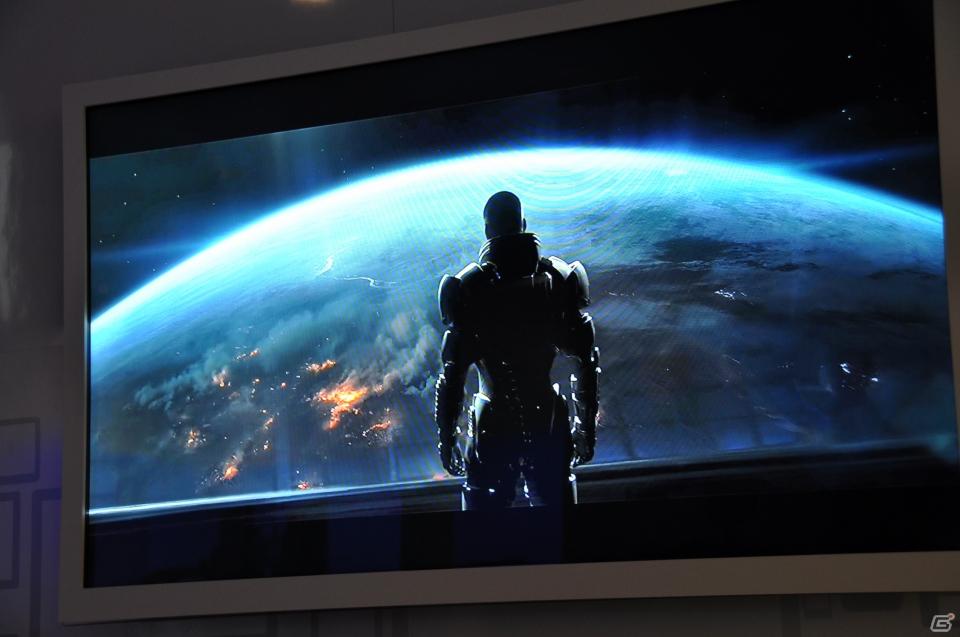 【E3 2011】巨大なスクリーンで映し出される映像に釘付け！「マスエフェクト3」「バトルフィールド3」の試遊には大行列がの画像144