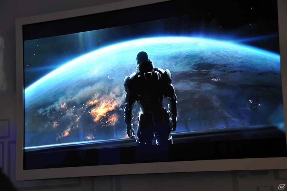 【E3 2011】巨大なスクリーンで映し出される映像に釘付け！「マスエフェクト3」「バトルフィールド3」の試遊には大行列がの画像145