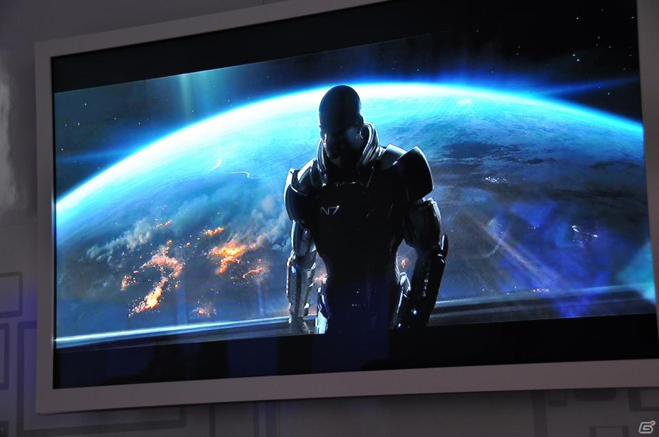 【E3 2011】巨大なスクリーンで映し出される映像に釘付け！「マスエフェクト3」「バトルフィールド3」の試遊には大行列がの画像146