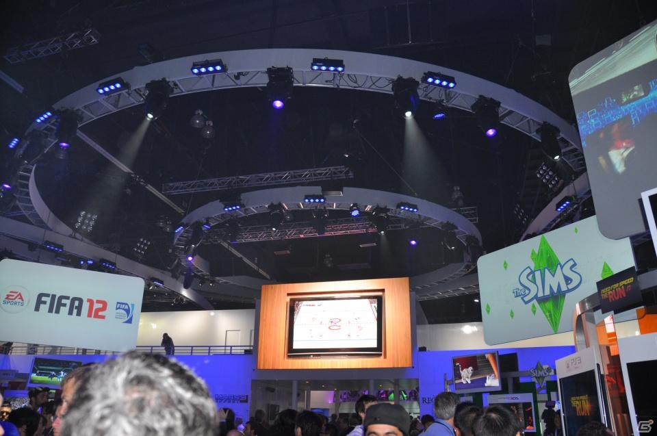 【E3 2011】巨大なスクリーンで映し出される映像に釘付け！「マスエフェクト3」「バトルフィールド3」の試遊には大行列がの画像22