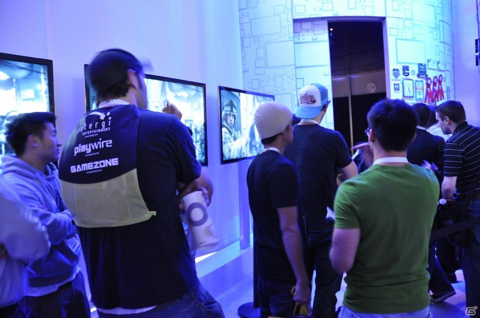 【E3 2011】巨大なスクリーンで映し出される映像に釘付け！「マスエフェクト3」「バトルフィールド3」の試遊には大行列がの画像70