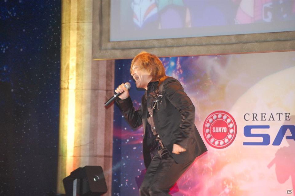 影山ヒロノブさん＆NoBさんによる迫力のライブ！アニメーションで魅せる演出も光る「CR聖闘士星矢」新機種発表会の模様をお届けの画像105