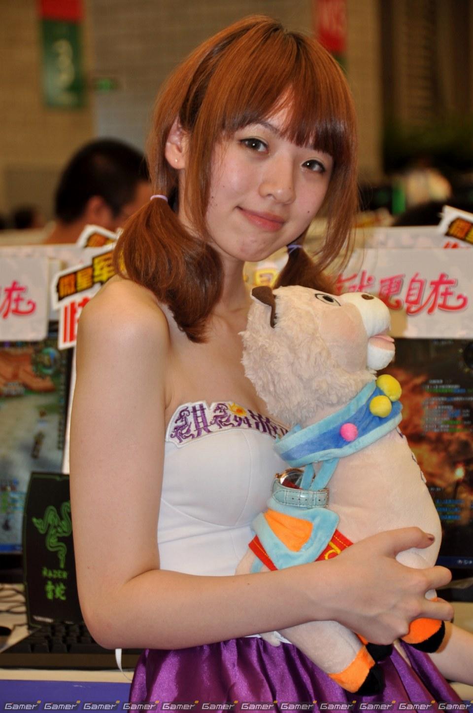【ChinaJoy 2011】ある意味「ガールズショウ」！？正統派、お姉さん系からコスプレまでたっぷりどうぞ！写真で見るコンパニオン特集：前編の画像167