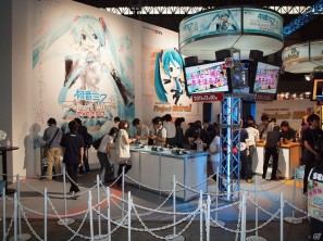 【TGS 2011】華やかなコンパニオンを招いてステージ上でのイベントも。初音ミクとクロヒョウの2大看板！セガブースレポートの画像3