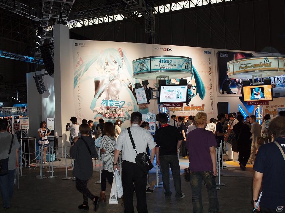 【TGS 2011】華やかなコンパニオンを招いてステージ上でのイベントも。初音ミクとクロヒョウの2大看板！セガブースレポートの画像1