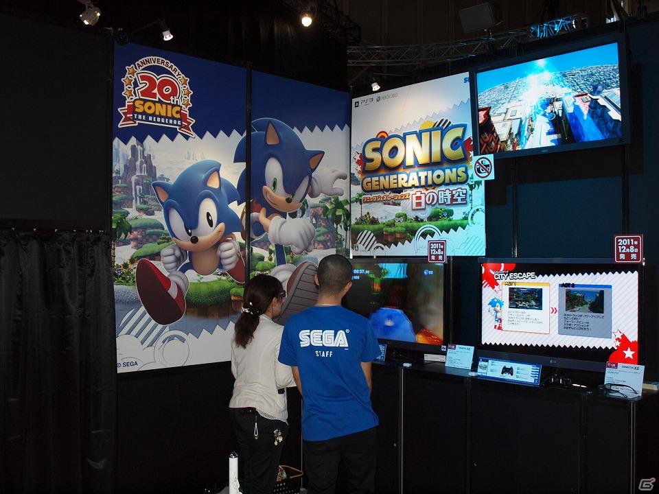 【TGS 2011】華やかなコンパニオンを招いてステージ上でのイベントも。初音ミクとクロヒョウの2大看板！セガブースレポートの画像12