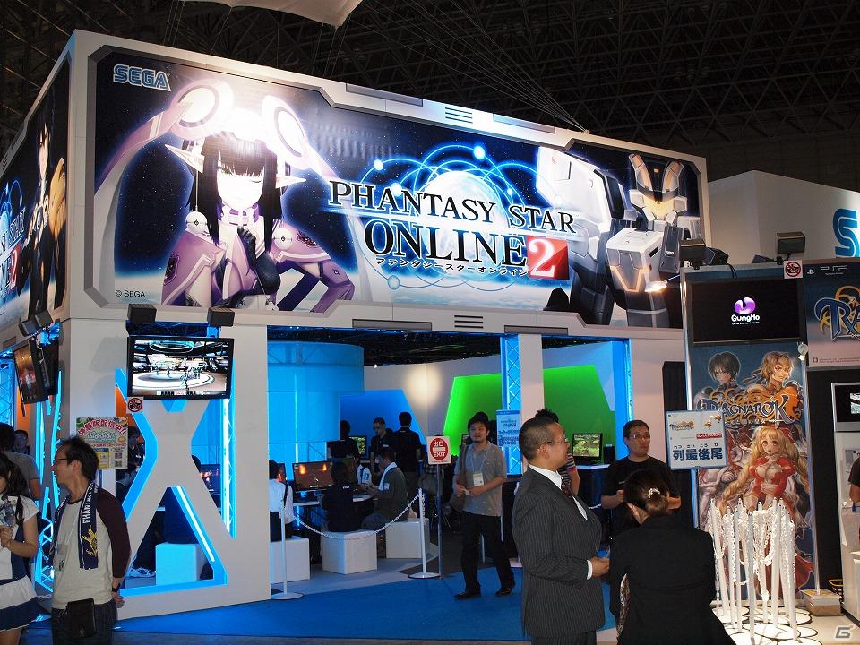 【TGS 2011】華やかなコンパニオンを招いてステージ上でのイベントも。初音ミクとクロヒョウの2大看板！セガブースレポートの画像13
