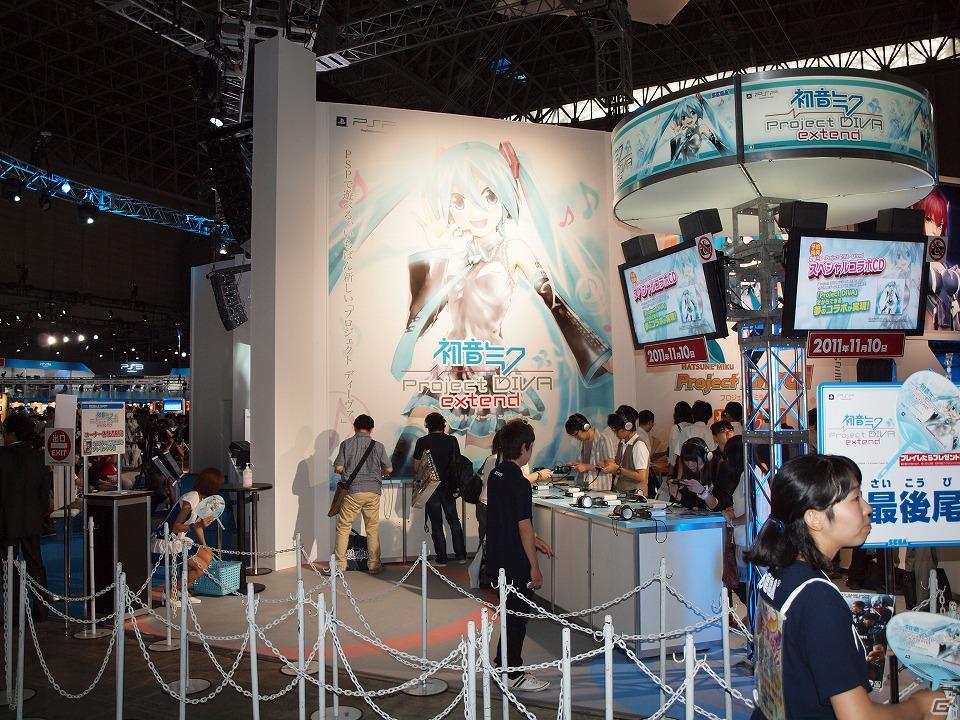 【TGS 2011】華やかなコンパニオンを招いてステージ上でのイベントも。初音ミクとクロヒョウの2大看板！セガブースレポートの画像2