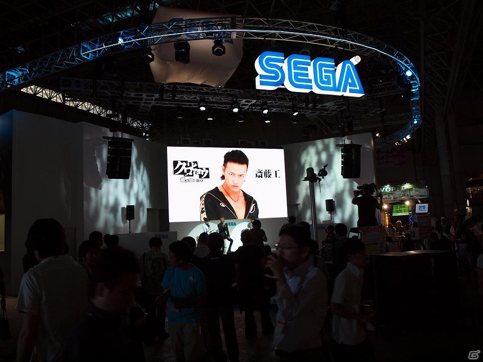 【TGS 2011】華やかなコンパニオンを招いてステージ上でのイベントも。初音ミクとクロヒョウの2大看板！セガブースレポートの画像4