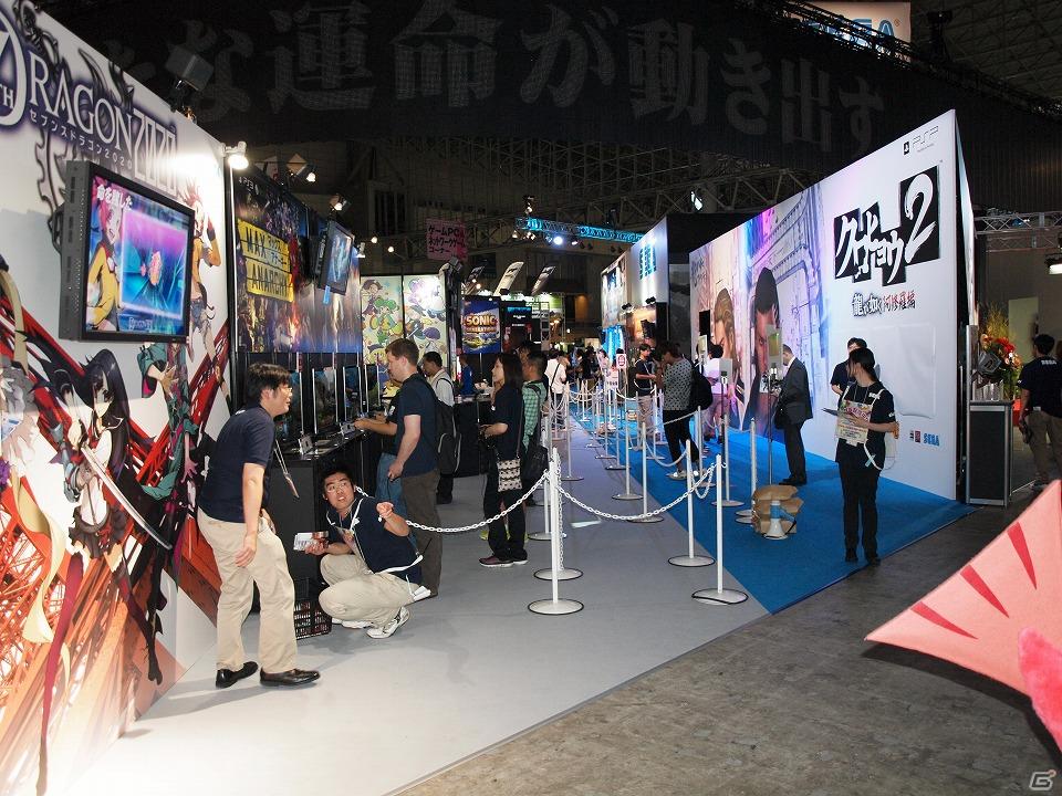 【TGS 2011】華やかなコンパニオンを招いてステージ上でのイベントも。初音ミクとクロヒョウの2大看板！セガブースレポートの画像7