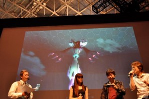 【TGS 2011】ゲストに遠藤綾さんと山口理恵さんを迎えてトーク＆ミニライブ＆実機デモプレイ実施。PSP「戦律のストラタス」スペシャルステージレポートの画像98
