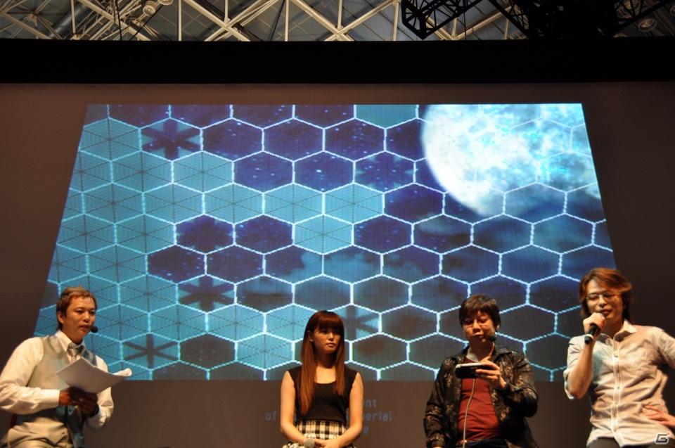 【TGS 2011】ゲストに遠藤綾さんと山口理恵さんを迎えてトーク＆ミニライブ＆実機デモプレイ実施。PSP「戦律のストラタス」スペシャルステージレポートの画像90