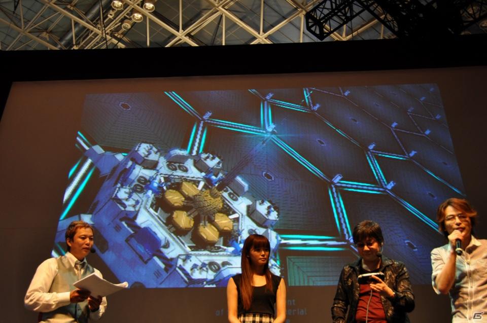 【TGS 2011】ゲストに遠藤綾さんと山口理恵さんを迎えてトーク＆ミニライブ＆実機デモプレイ実施。PSP「戦律のストラタス」スペシャルステージレポートの画像92