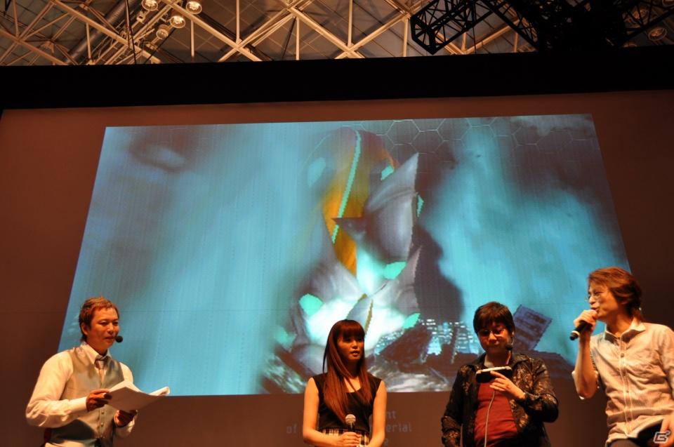 【TGS 2011】ゲストに遠藤綾さんと山口理恵さんを迎えてトーク＆ミニライブ＆実機デモプレイ実施。PSP「戦律のストラタス」スペシャルステージレポートの画像96