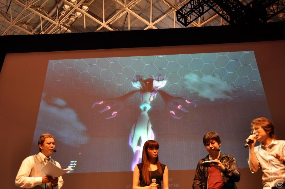 【TGS 2011】ゲストに遠藤綾さんと山口理恵さんを迎えてトーク＆ミニライブ＆実機デモプレイ実施。PSP「戦律のストラタス」スペシャルステージレポートの画像98