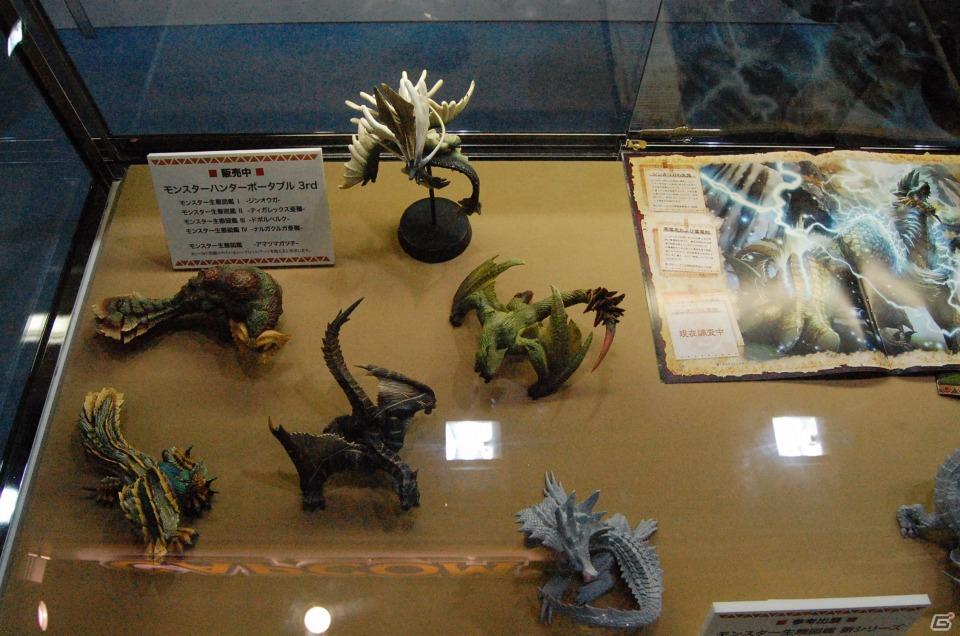 【TGS 2011】フィギュアから抱き枕まで！ゲームグッズ満載の物販コーナーレポートの画像12