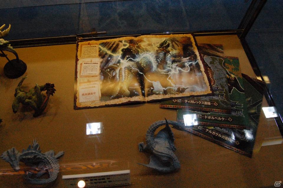 【TGS 2011】フィギュアから抱き枕まで！ゲームグッズ満載の物販コーナーレポートの画像13