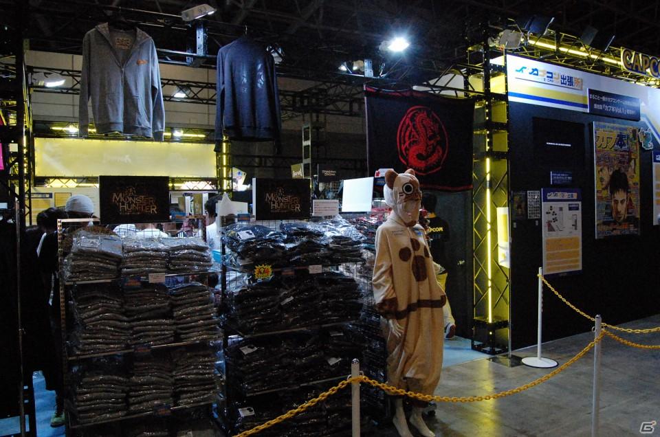 【TGS 2011】フィギュアから抱き枕まで！ゲームグッズ満載の物販コーナーレポートの画像16