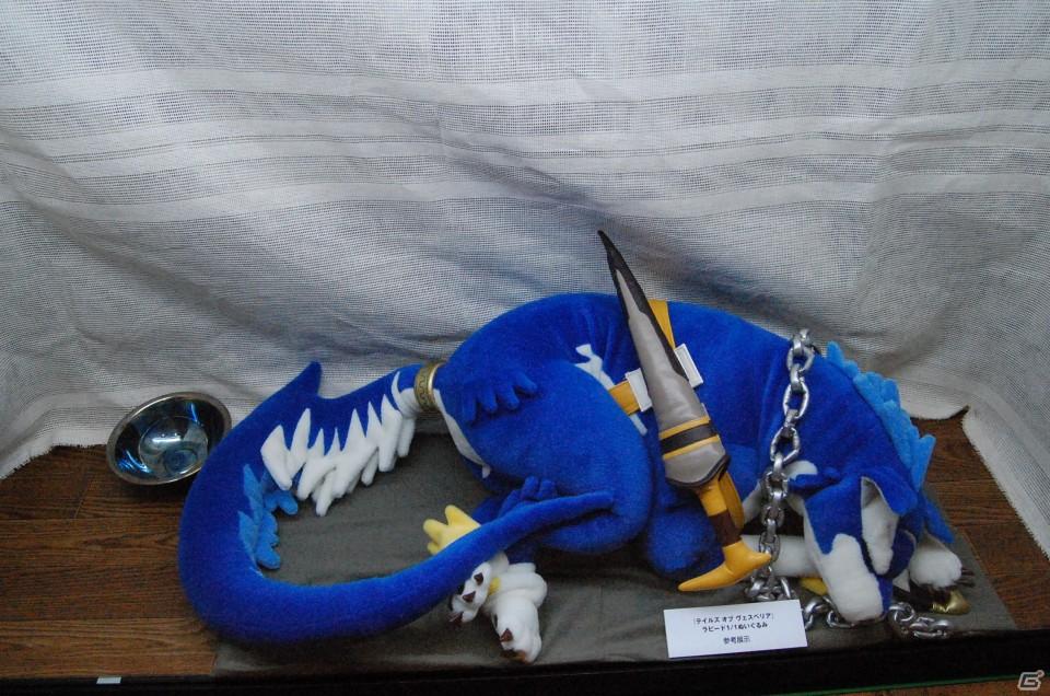 【TGS 2011】フィギュアから抱き枕まで！ゲームグッズ満載の物販コーナーレポートの画像2