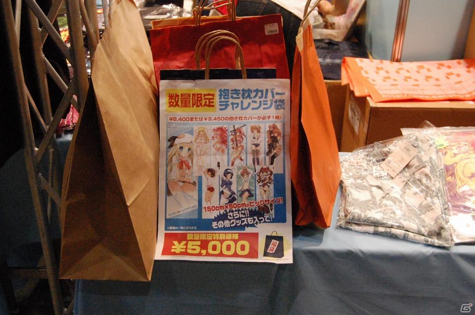 【TGS 2011】フィギュアから抱き枕まで！ゲームグッズ満載の物販コーナーレポートの画像24