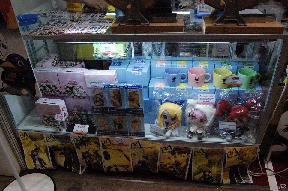 【TGS 2011】フィギュアから抱き枕まで！ゲームグッズ満載の物販コーナーレポートの画像55