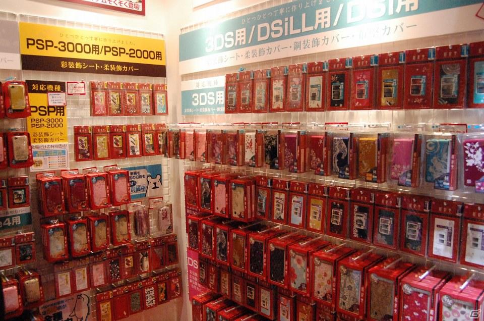 【TGS 2011】フィギュアから抱き枕まで！ゲームグッズ満載の物販コーナーレポートの画像57
