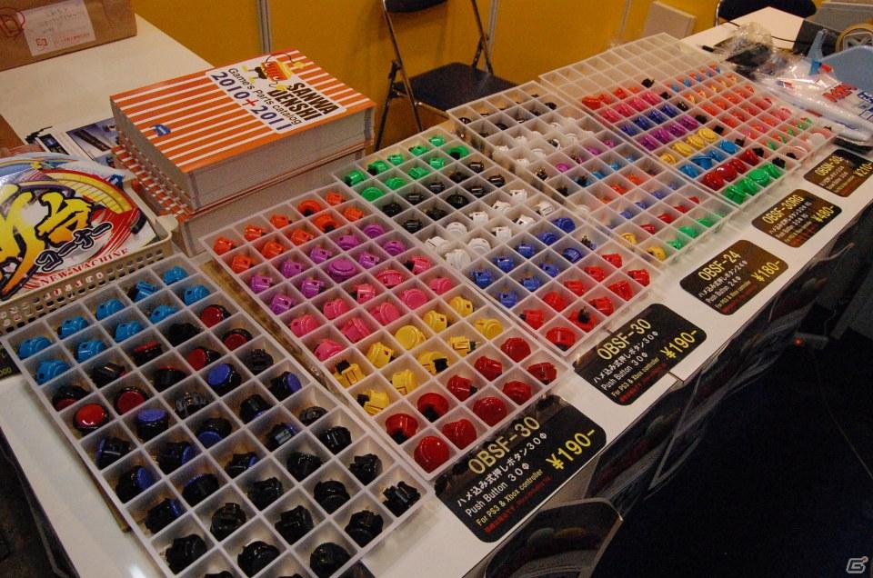 【TGS 2011】フィギュアから抱き枕まで！ゲームグッズ満載の物販コーナーレポートの画像60