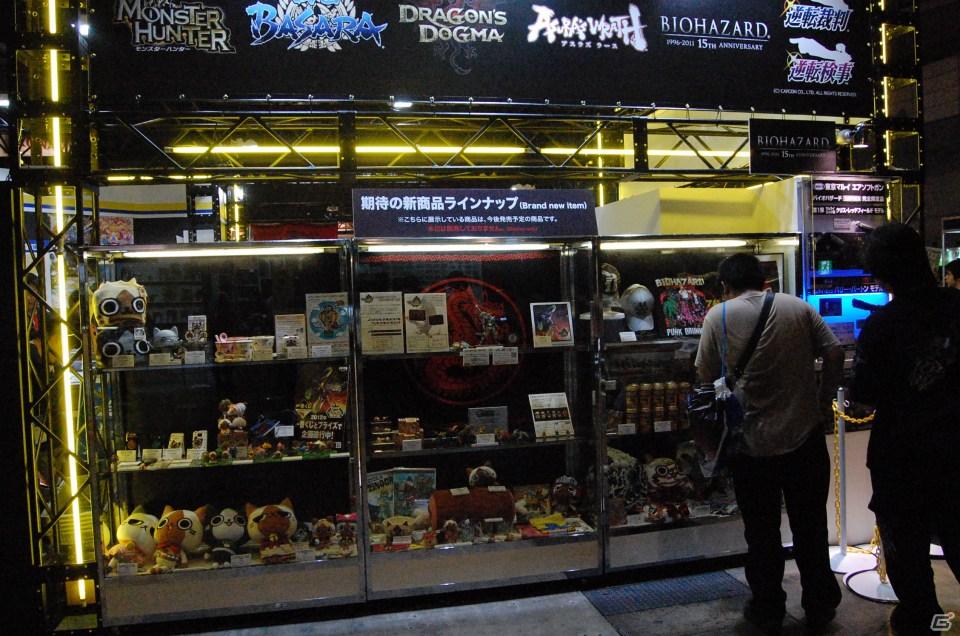 【TGS 2011】フィギュアから抱き枕まで！ゲームグッズ満載の物販コーナーレポートの画像7