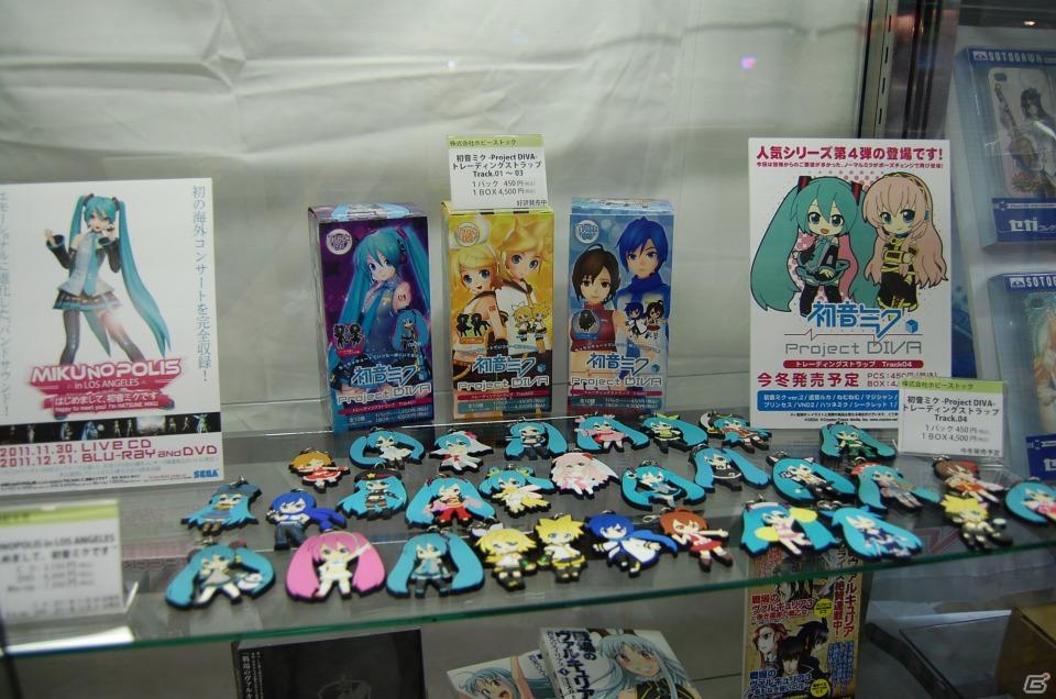 【TGS 2011】フィギュアから抱き枕まで！ゲームグッズ満載の物販コーナーレポートの画像72