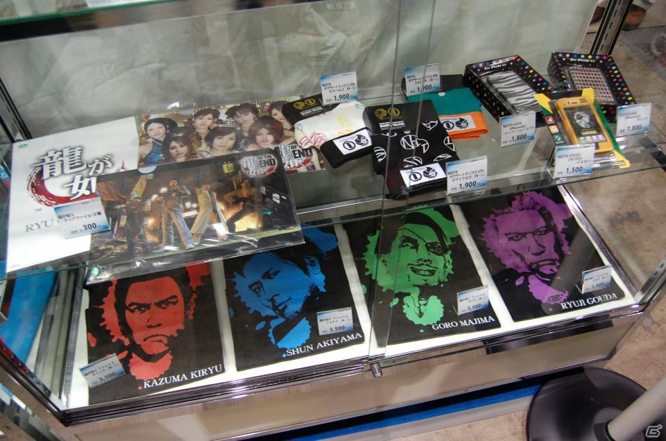 【TGS 2011】フィギュアから抱き枕まで！ゲームグッズ満載の物販コーナーレポートの画像80