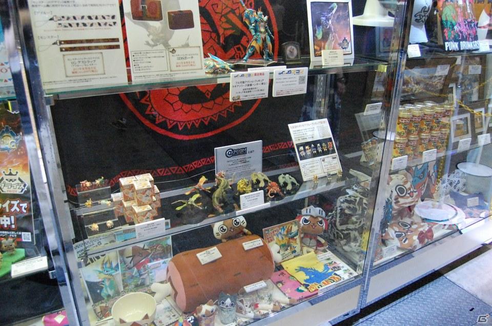 【TGS 2011】フィギュアから抱き枕まで！ゲームグッズ満載の物販コーナーレポートの画像9