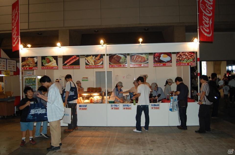 【TGS 2011】定番のカレーやラーメンからスクール水着まで！飲食コーナーレポートの画像1
