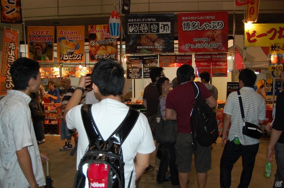 【TGS 2011】定番のカレーやラーメンからスクール水着まで！飲食コーナーレポートの画像15