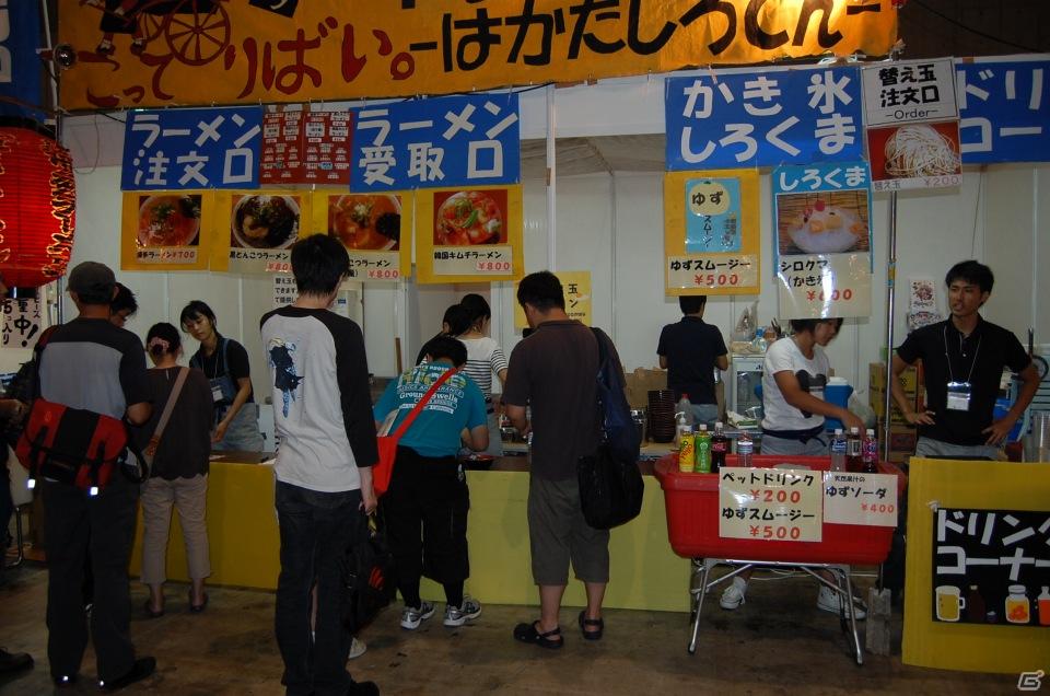 【TGS 2011】定番のカレーやラーメンからスクール水着まで！飲食コーナーレポートの画像4