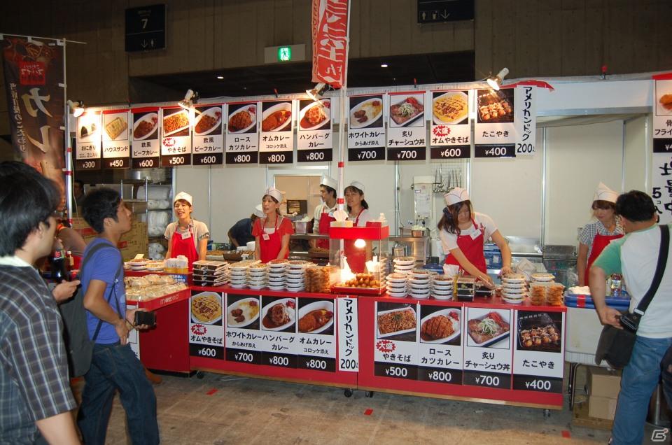 【TGS 2011】定番のカレーやラーメンからスクール水着まで！飲食コーナーレポートの画像5