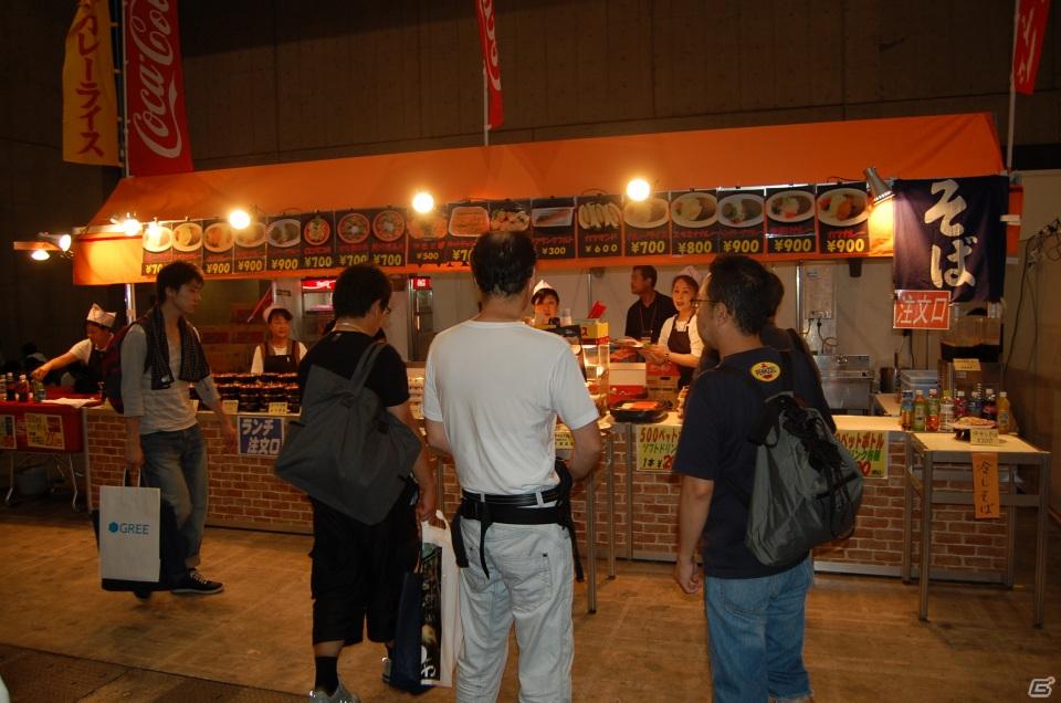 【TGS 2011】定番のカレーやラーメンからスクール水着まで！飲食コーナーレポートの画像7