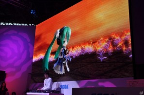 【TGS 2011】ゲストに「sasakure.UK」氏を招いてライヴアクトを繰り広げる！PSP「セブンスドラゴン2020」スペシャルステージにはたくさんのファンが集うの画像65
