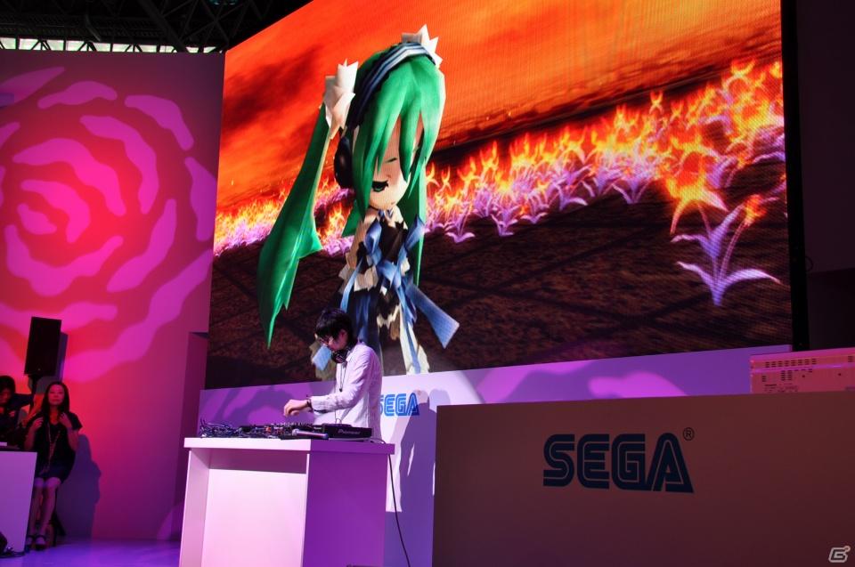 【TGS 2011】ゲストに「sasakure.UK」氏を招いてライヴアクトを繰り広げる！PSP「セブンスドラゴン2020」スペシャルステージにはたくさんのファンが集うの画像47