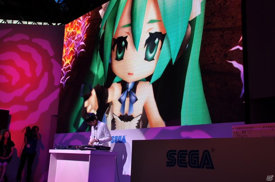 【TGS 2011】ゲストに「sasakure.UK」氏を招いてライヴアクトを繰り広げる！PSP「セブンスドラゴン2020」スペシャルステージにはたくさんのファンが集うの画像50