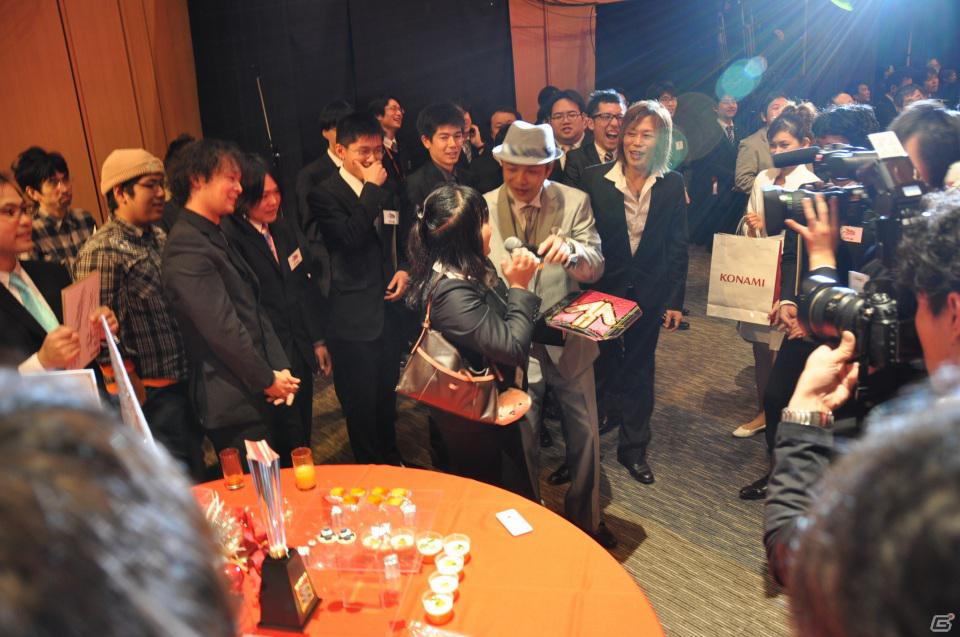 ラストを華々しく飾るスペシャルゲストが登壇！「KONAMI Arcade Championship 2011 グランドフィナーレ ～授賞祝賀会～」イベントレポートの画像195