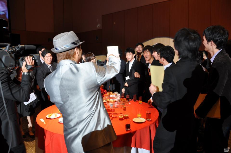 ラストを華々しく飾るスペシャルゲストが登壇！「KONAMI Arcade Championship 2011 グランドフィナーレ ～授賞祝賀会～」イベントレポートの画像205