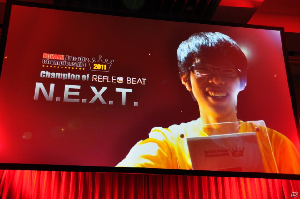 ラストを華々しく飾るスペシャルゲストが登壇！「KONAMI Arcade Championship 2011 グランドフィナーレ ～授賞祝賀会～」イベントレポートの画像22