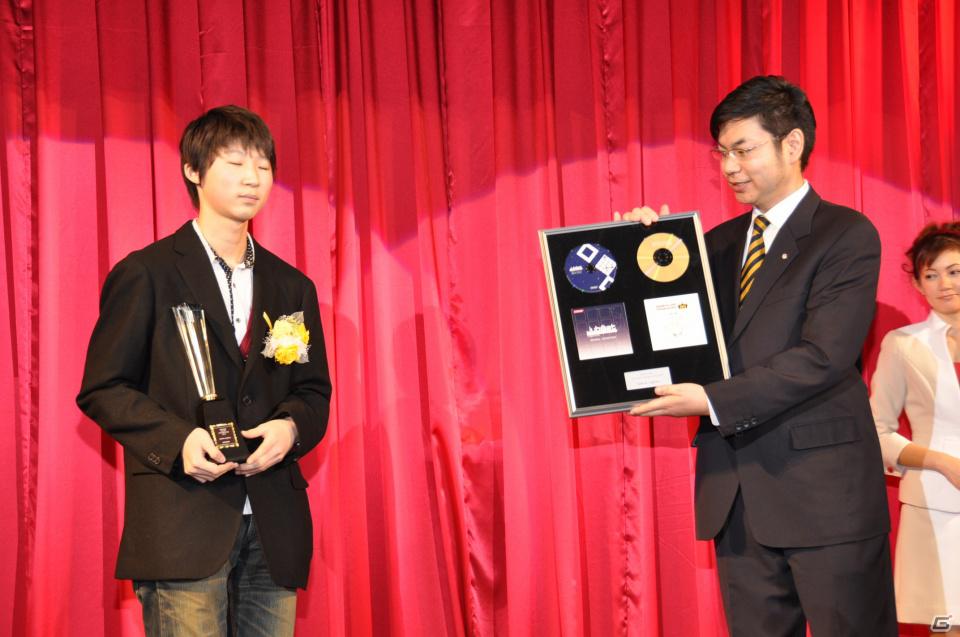 ラストを華々しく飾るスペシャルゲストが登壇！「KONAMI Arcade Championship 2011 グランドフィナーレ ～授賞祝賀会～」イベントレポートの画像56
