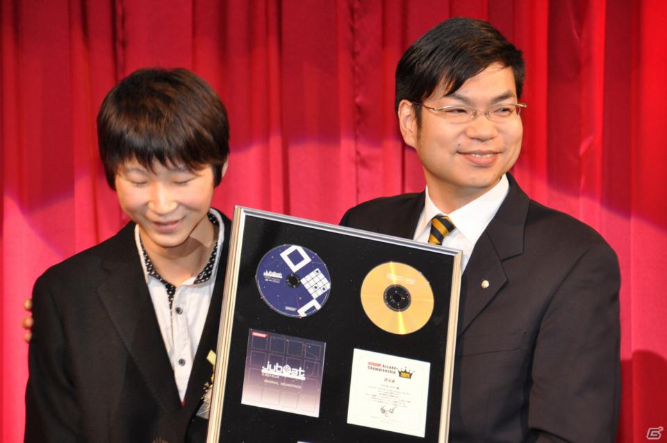 ラストを華々しく飾るスペシャルゲストが登壇！「KONAMI Arcade Championship 2011 グランドフィナーレ ～授賞祝賀会～」イベントレポートの画像57